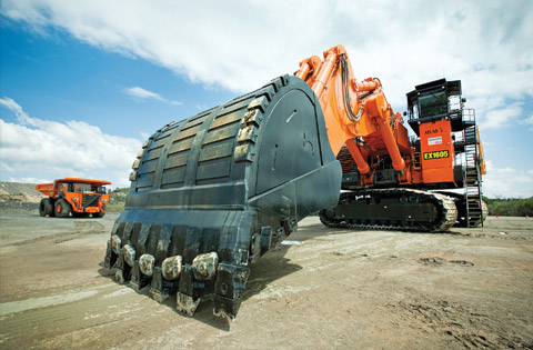 Close-up-of-the-bucket-on-a-Hitachi-EX8000-hydraulic-excavator
